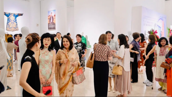 “上海定制”神操作：外籍旅客浦东机场转机，海派旗袍“逆行”送全套服务
